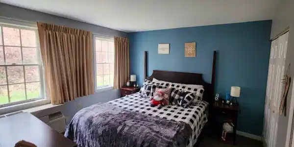 Image 2: Bedroom