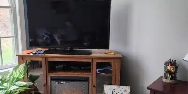 Image 4: TV in living room area