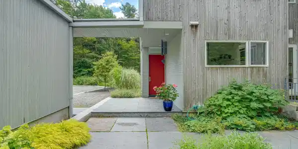 Image 3: 3 entrance