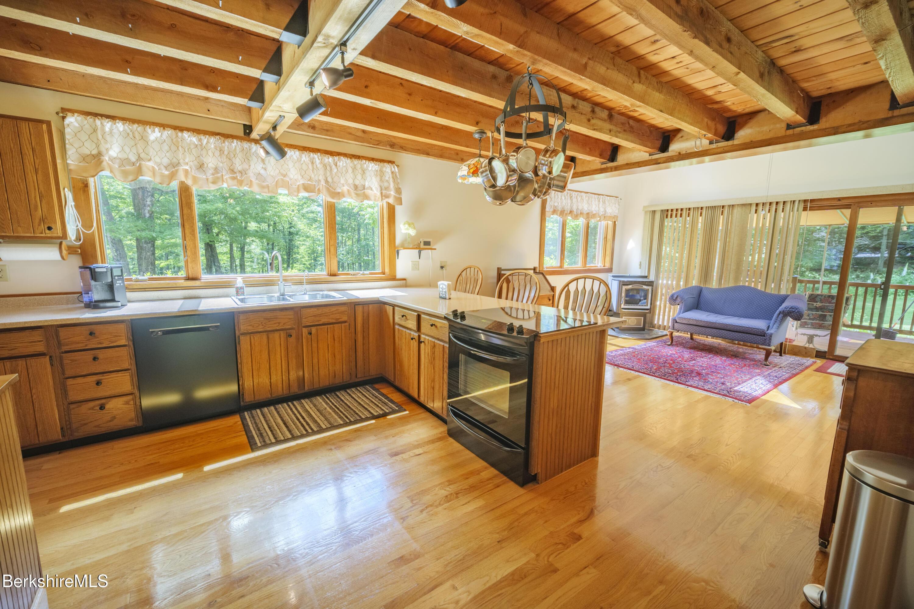 Image 4: Kitchen