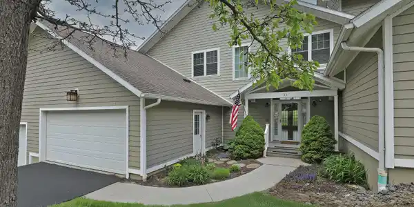 Image 2: Garage w/side entry