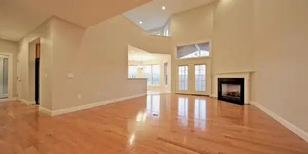 Image 4: Great room w/vaulted ceilings