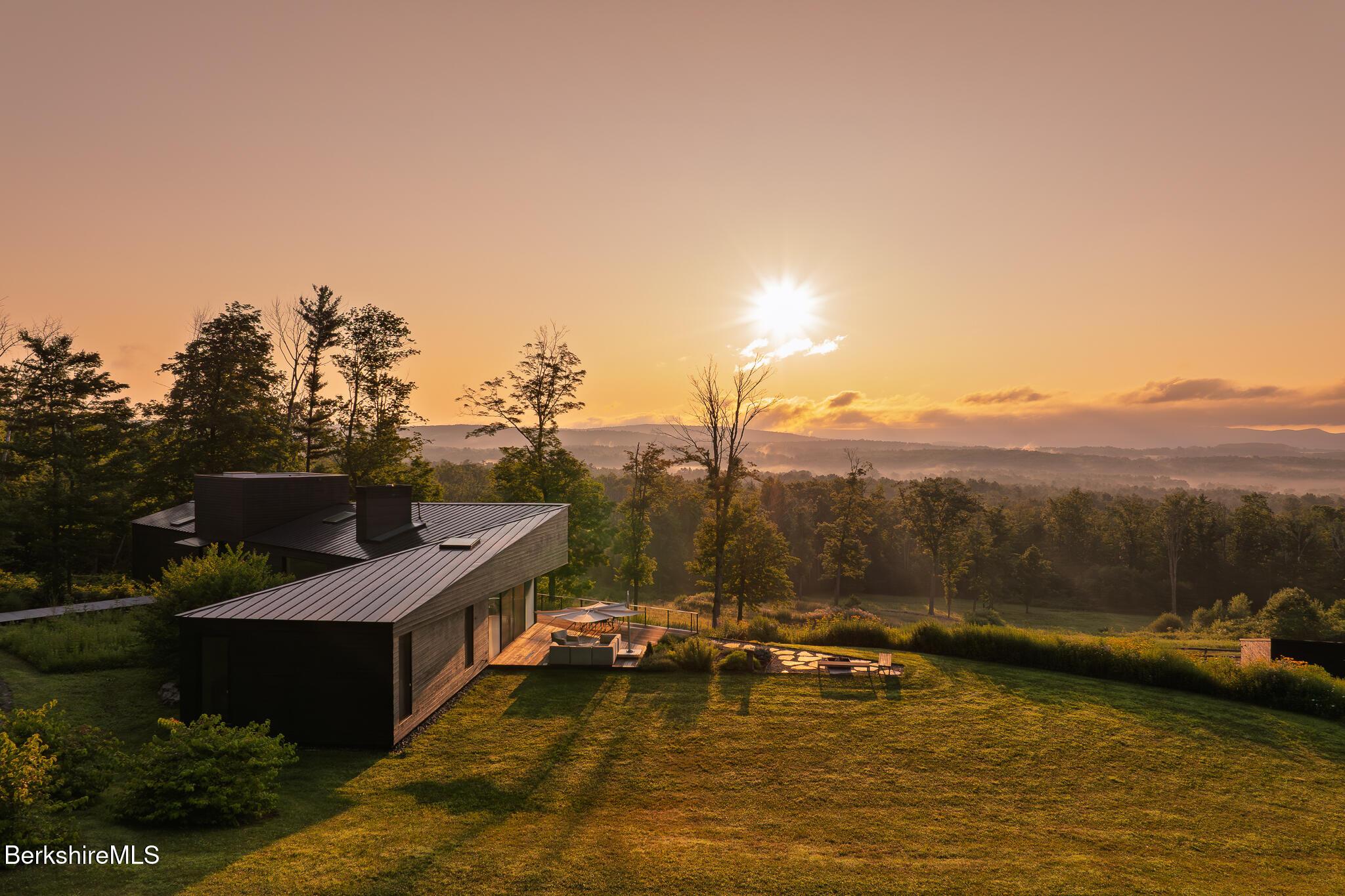 Image 1: EXPANSIVE SOUTHEASTERN VIEWS