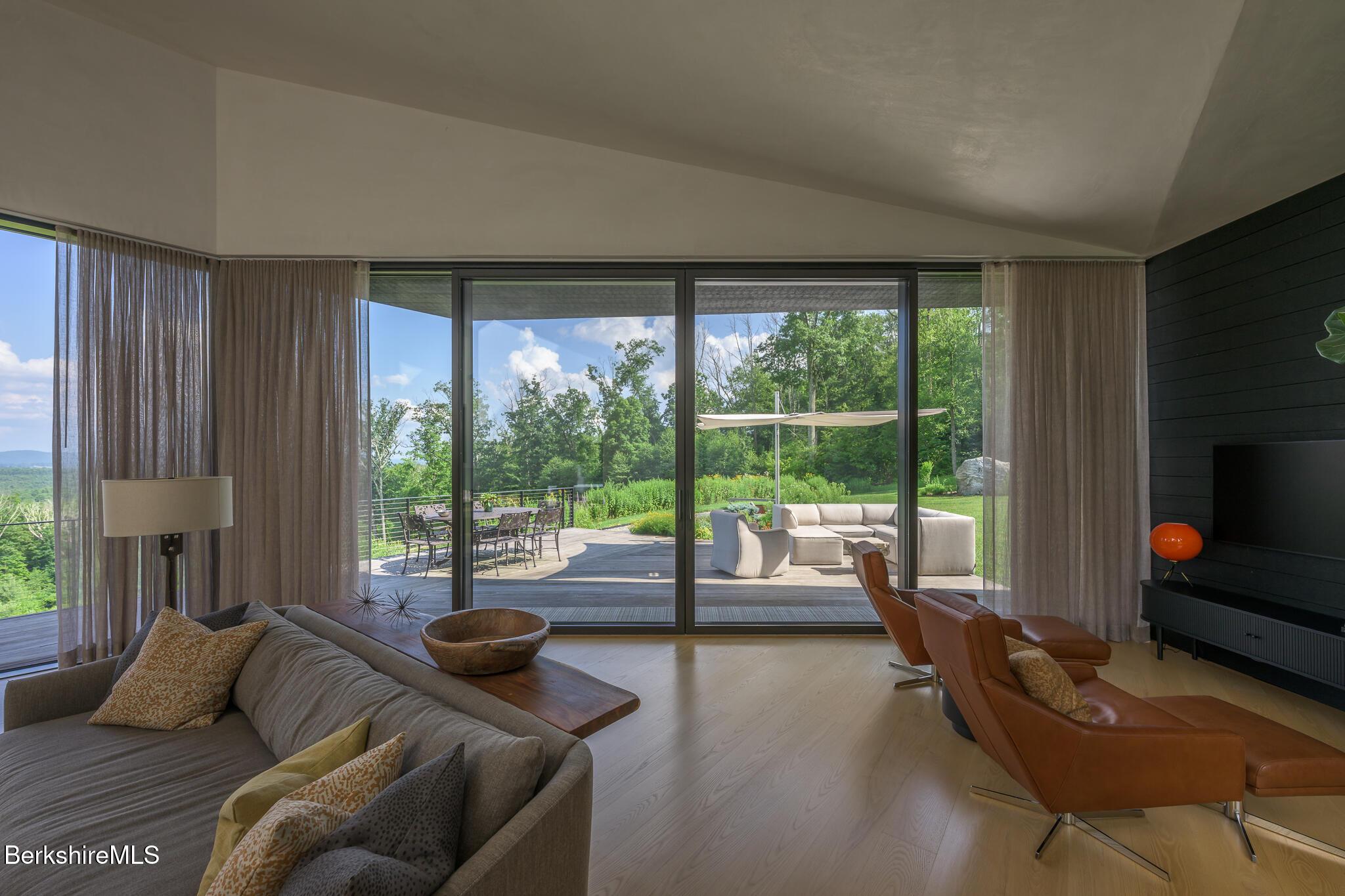 Image 4: LIVING TO OUTDOOR SPACE