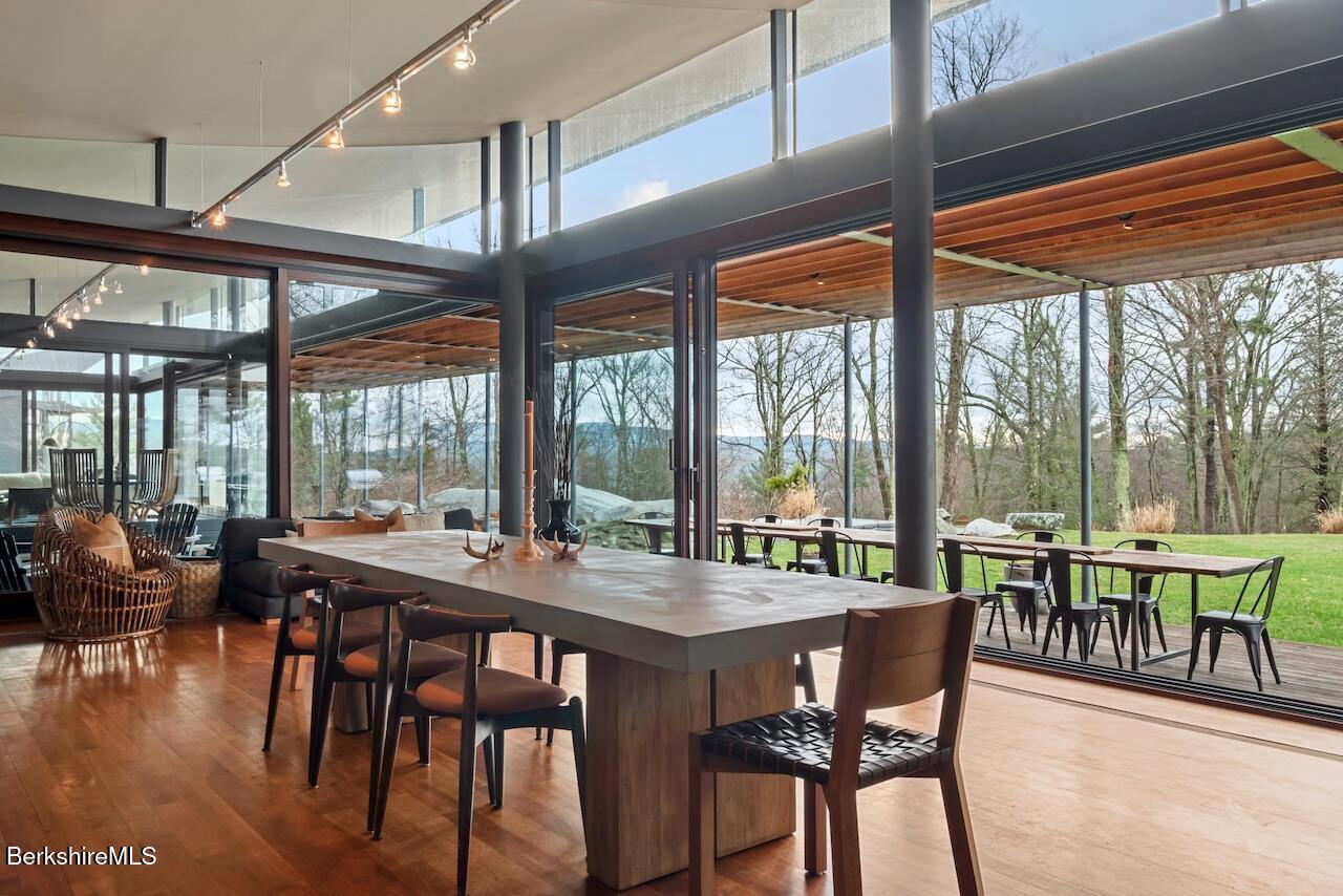 Image 3: Kitchen to outdoor