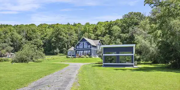 Image 2: 5 Exterior Front