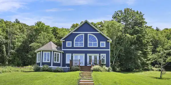 Image 3: 25 Exterior Front