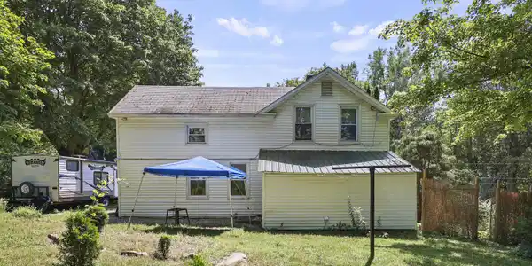 Image 4: Exterior Back