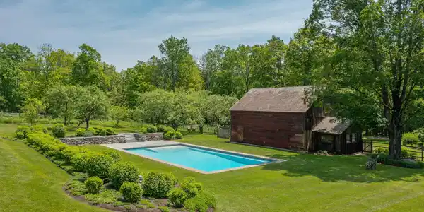 Image 3: POOL AND BARN