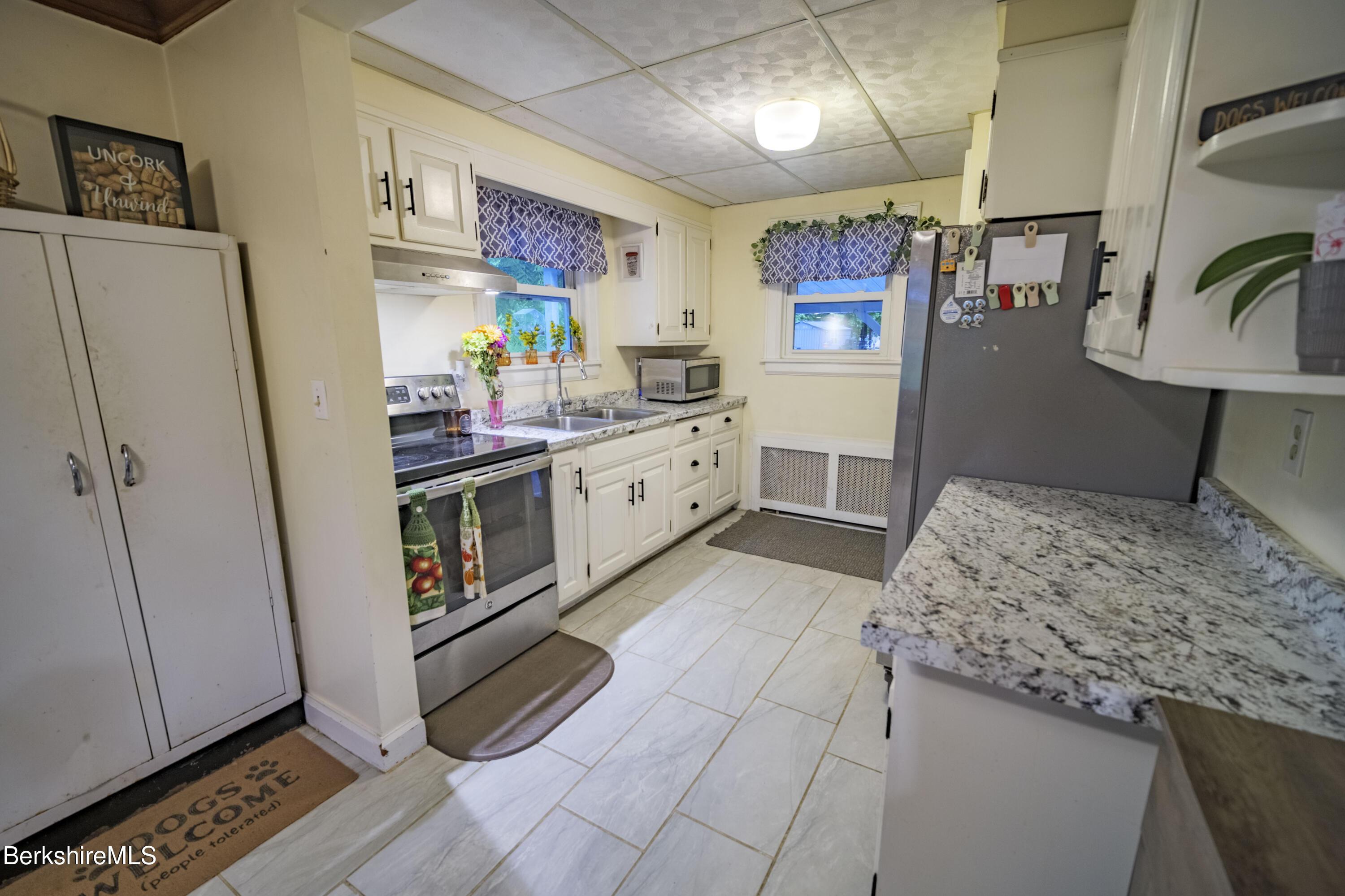 Image 3: Kitchen
