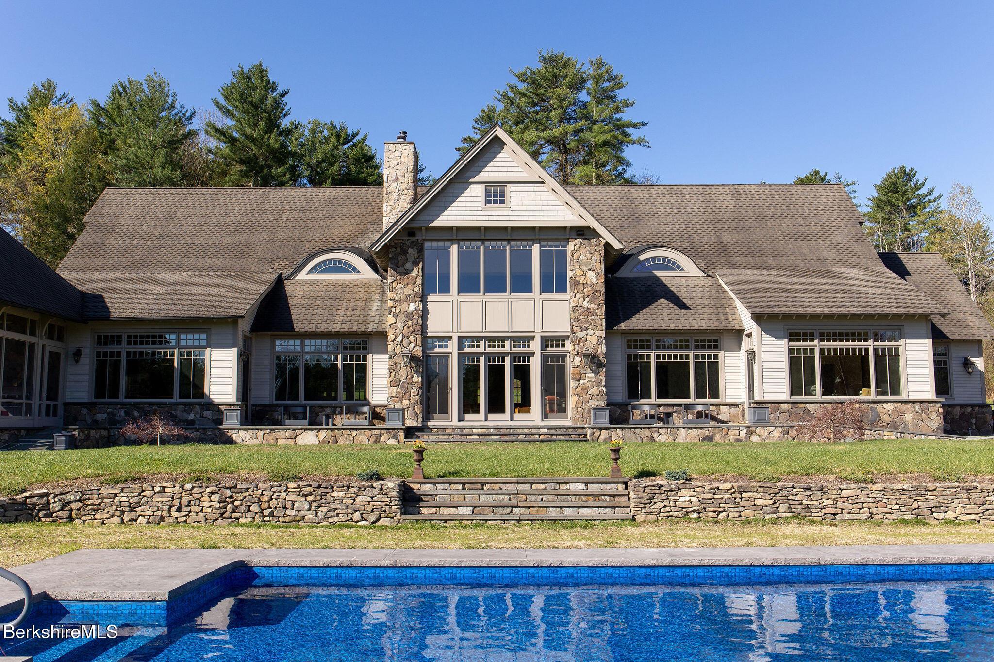 Image 4: Exterior back