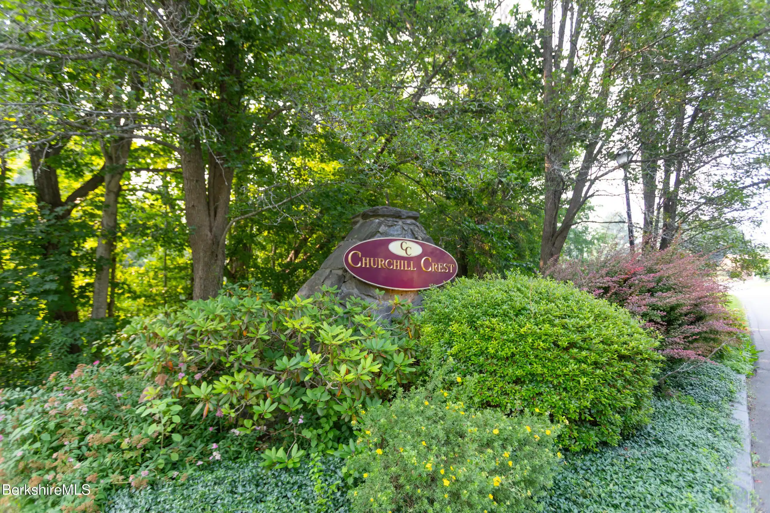 Image 1: Churchill Crest