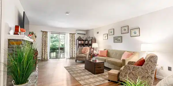 Image 4: Living Room