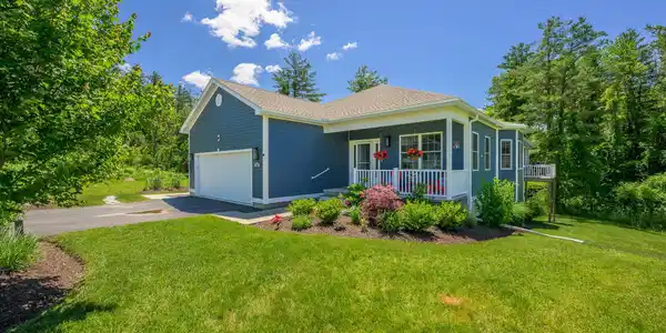 4 Fawn Ln