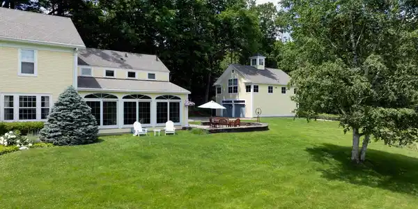 Image 3: Terrace with carriage house
