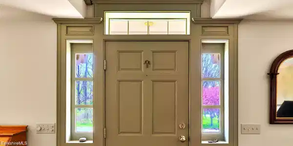 Image 4: door detail