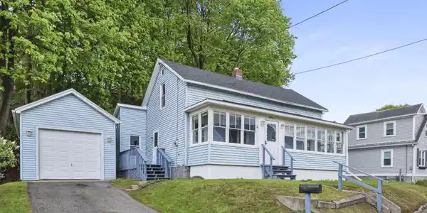 Image 2: 10 Exterior Front