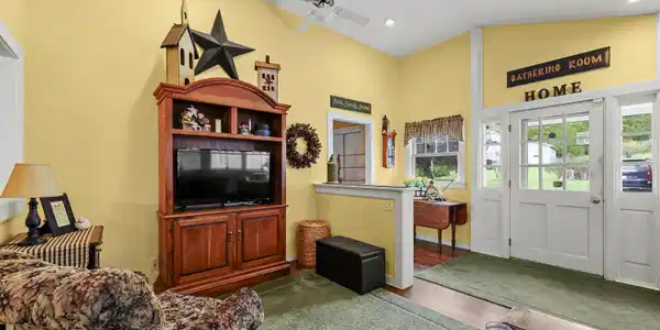 Image 4: Entry seating area facing entry door