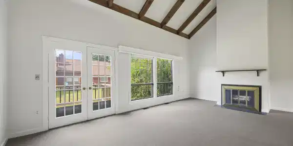 Image 3: 15 Living Room