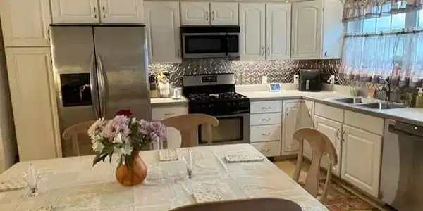 Image 4: kitchen