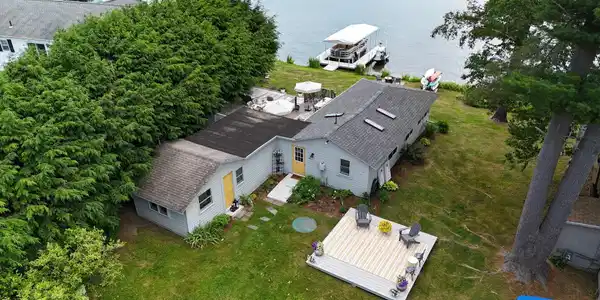 89 Narragansett Ave
