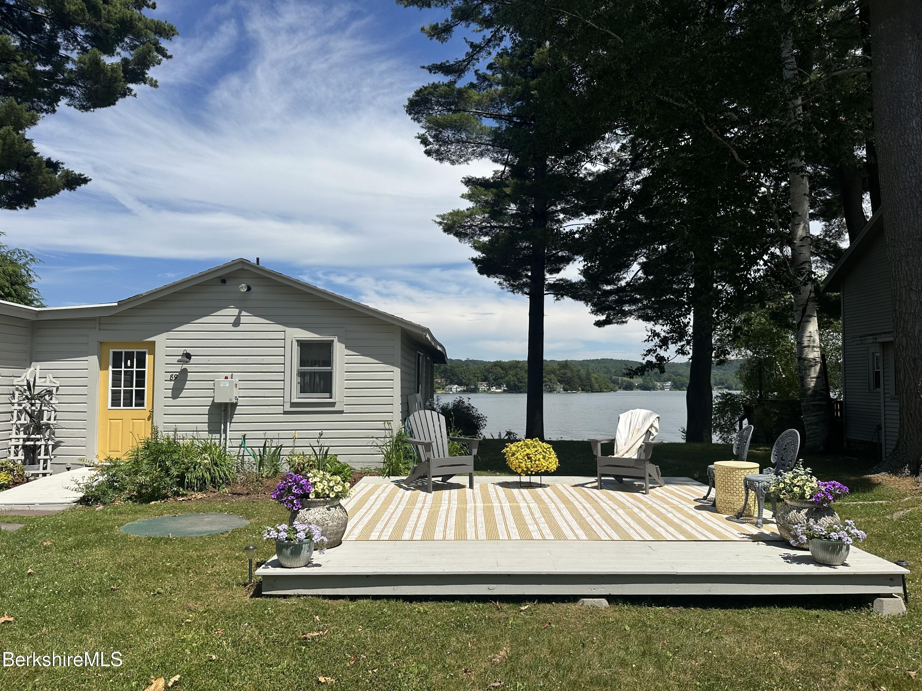 Image 3: Front Deck
