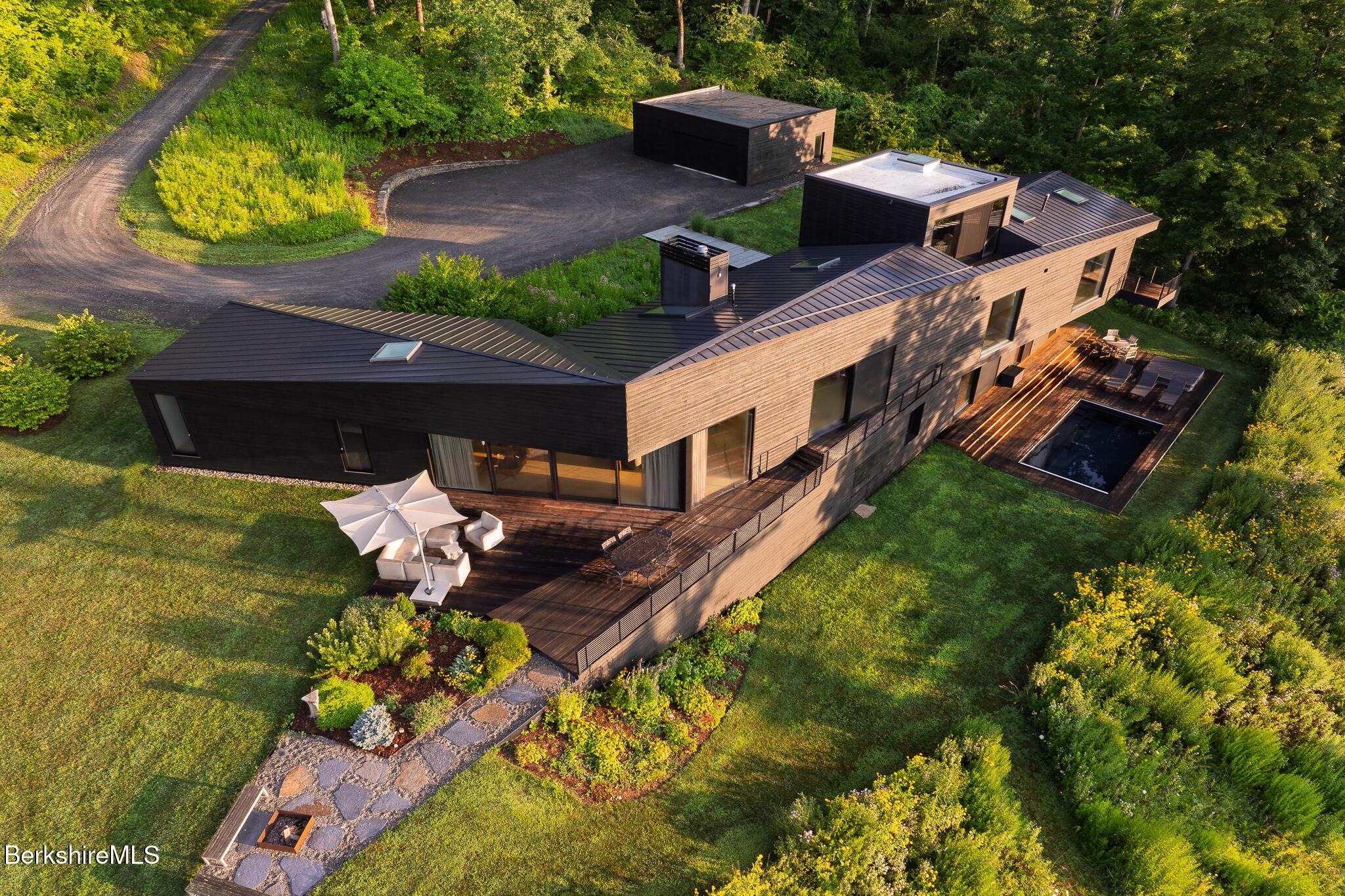 Image 3: MODERN DESIGN/SUSTAINABLY BUILT