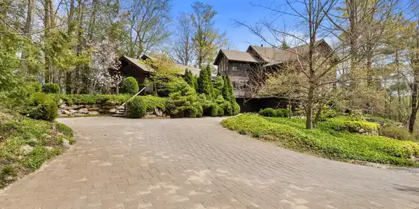 Image 2: VIEW FROM THE DRIVEWAY