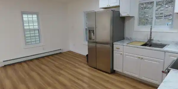 Image 4: Kitchen