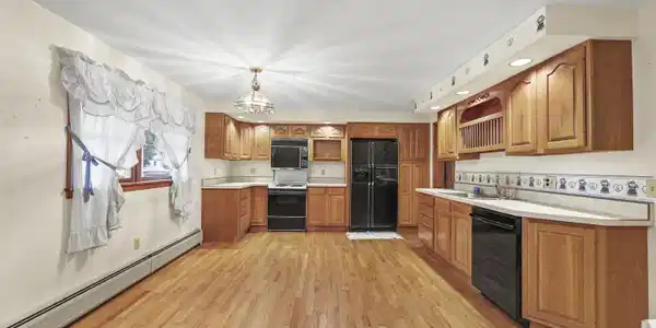 Image 4: Kitchen - Copy