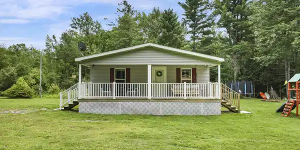 Image 4: 20 Exterior Front