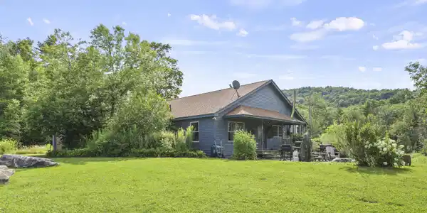 Image 2: 10 Exterior Front
