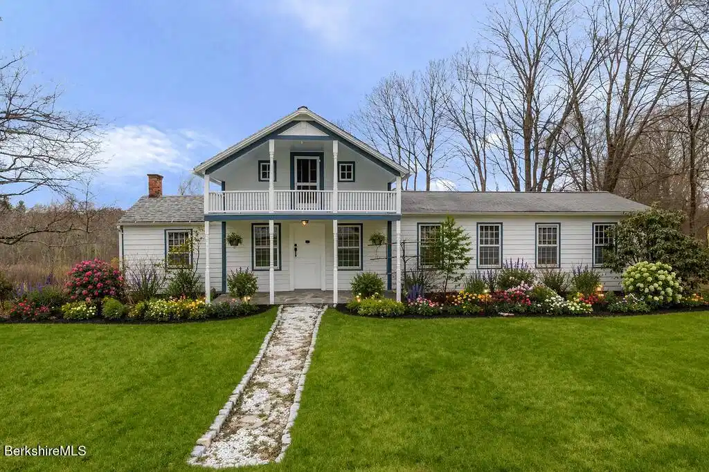 Image 1: Charmingfarmhousewithvibrantgarden