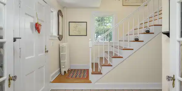 Image 4: Entry hall