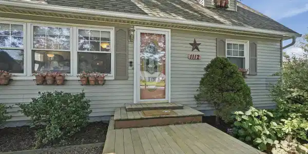 Image 3: exterior