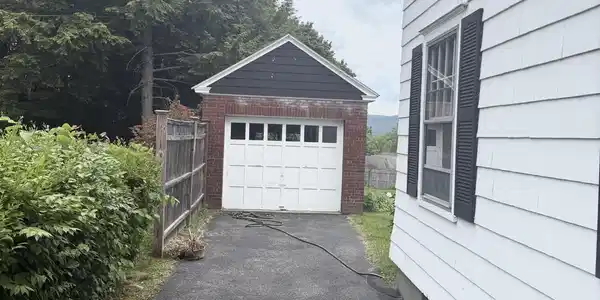 Image 3: Garage