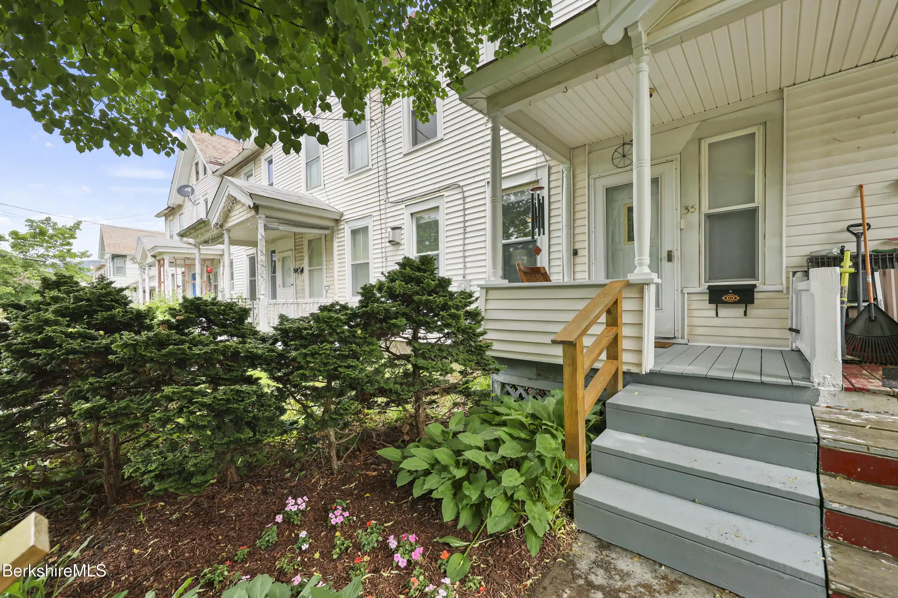 Image 1: 10 Exterior Front