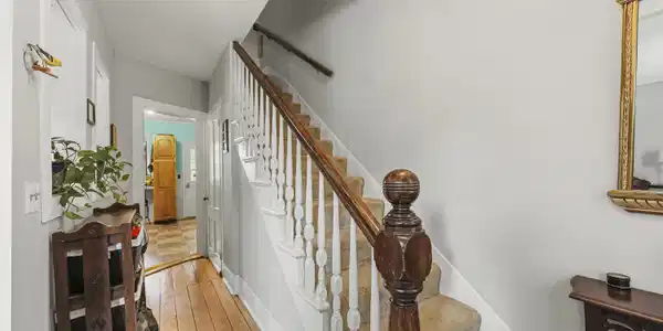 Image 4: 20 Foyer