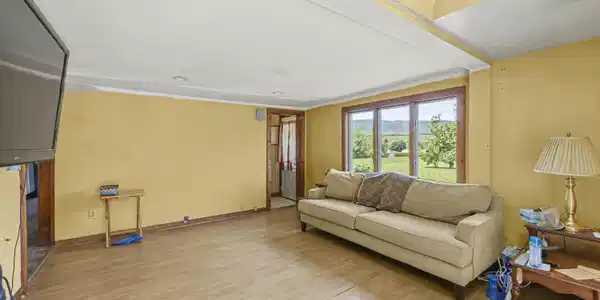 Image 4: 25 Living Room