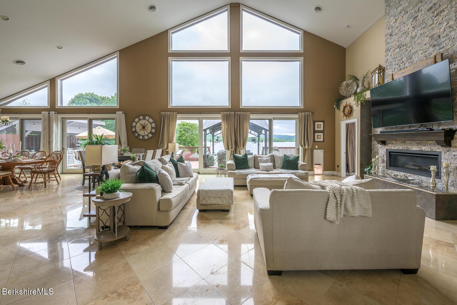 Image 4: Living room