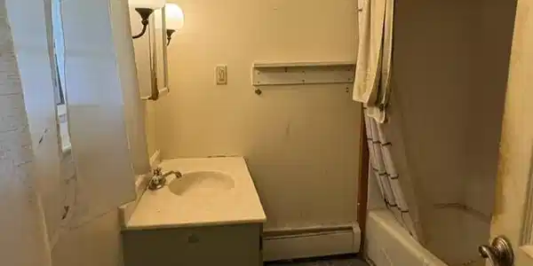 Image 4: Full bath