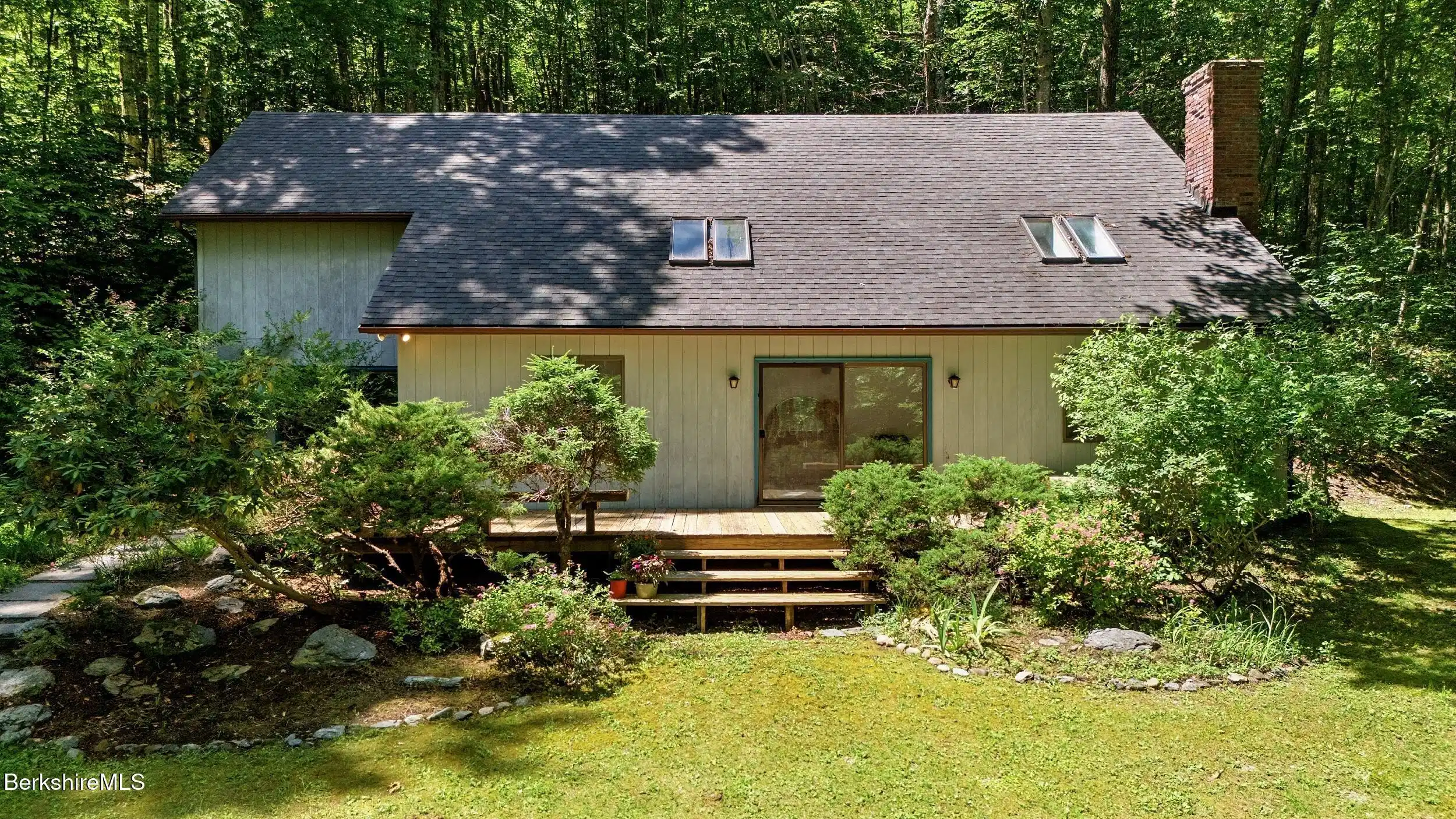 Image 1: Exterior Front