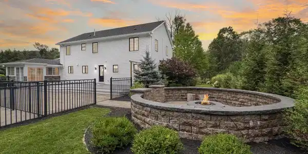 Image 3: Outdoor living with built-in fire pit