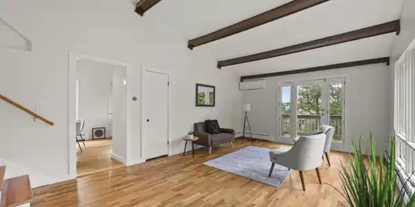 Image 4: Living Room