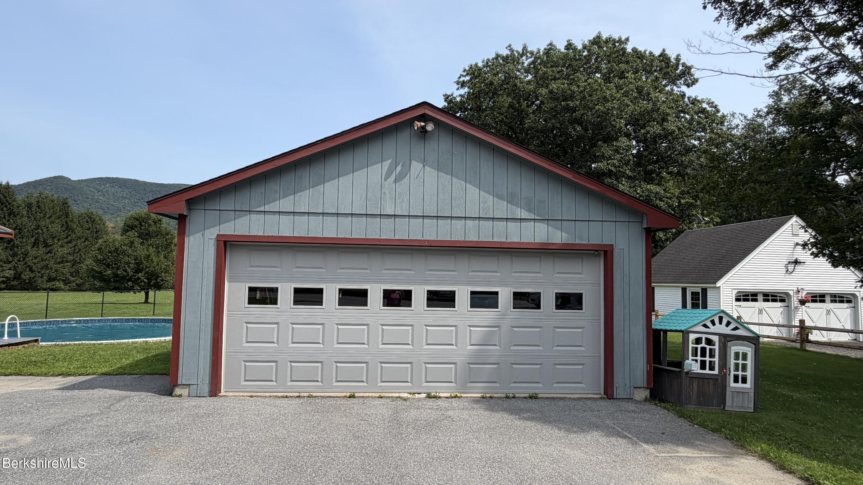 Image 4: 2 car garage
