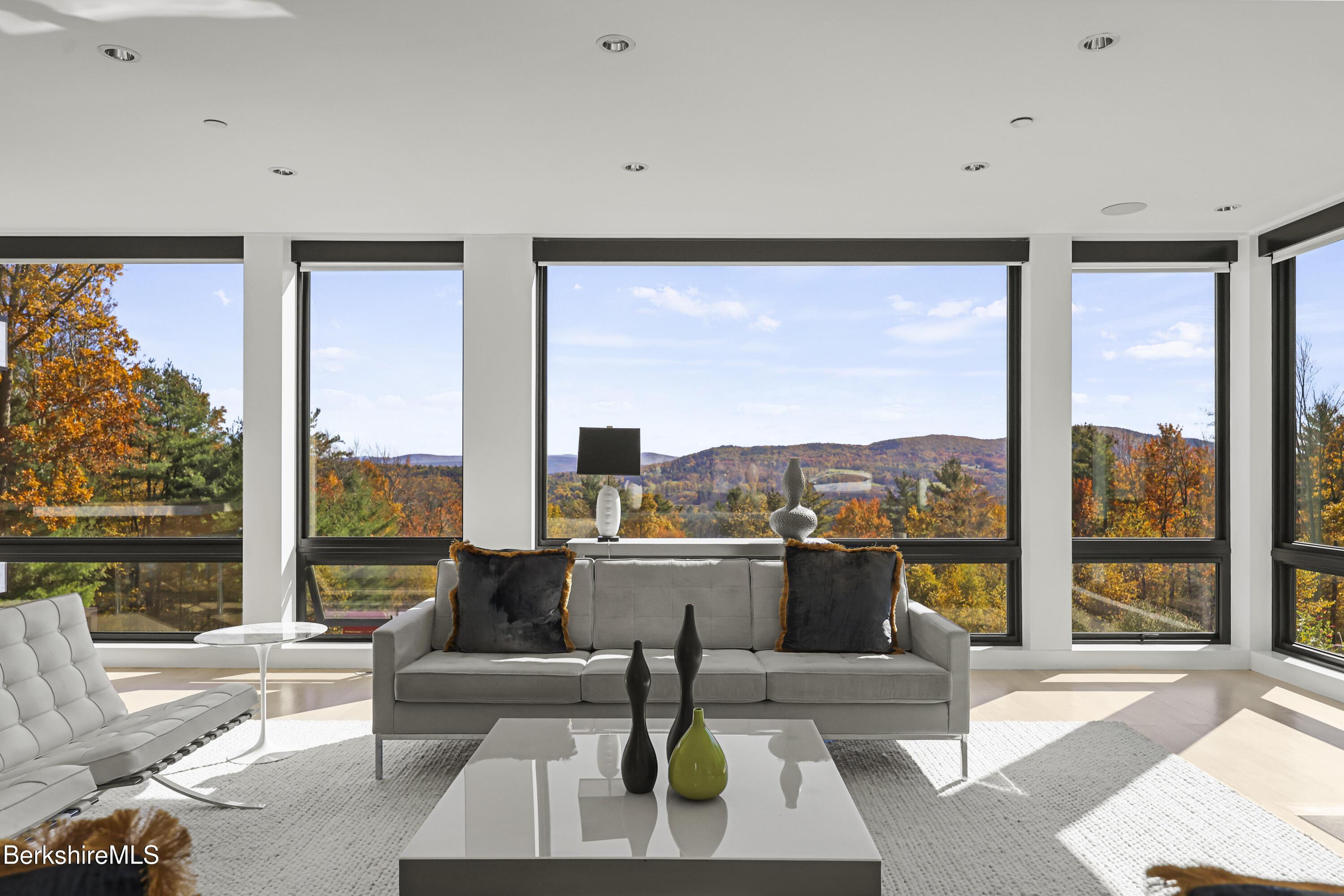 Image 3: 125 Living Room