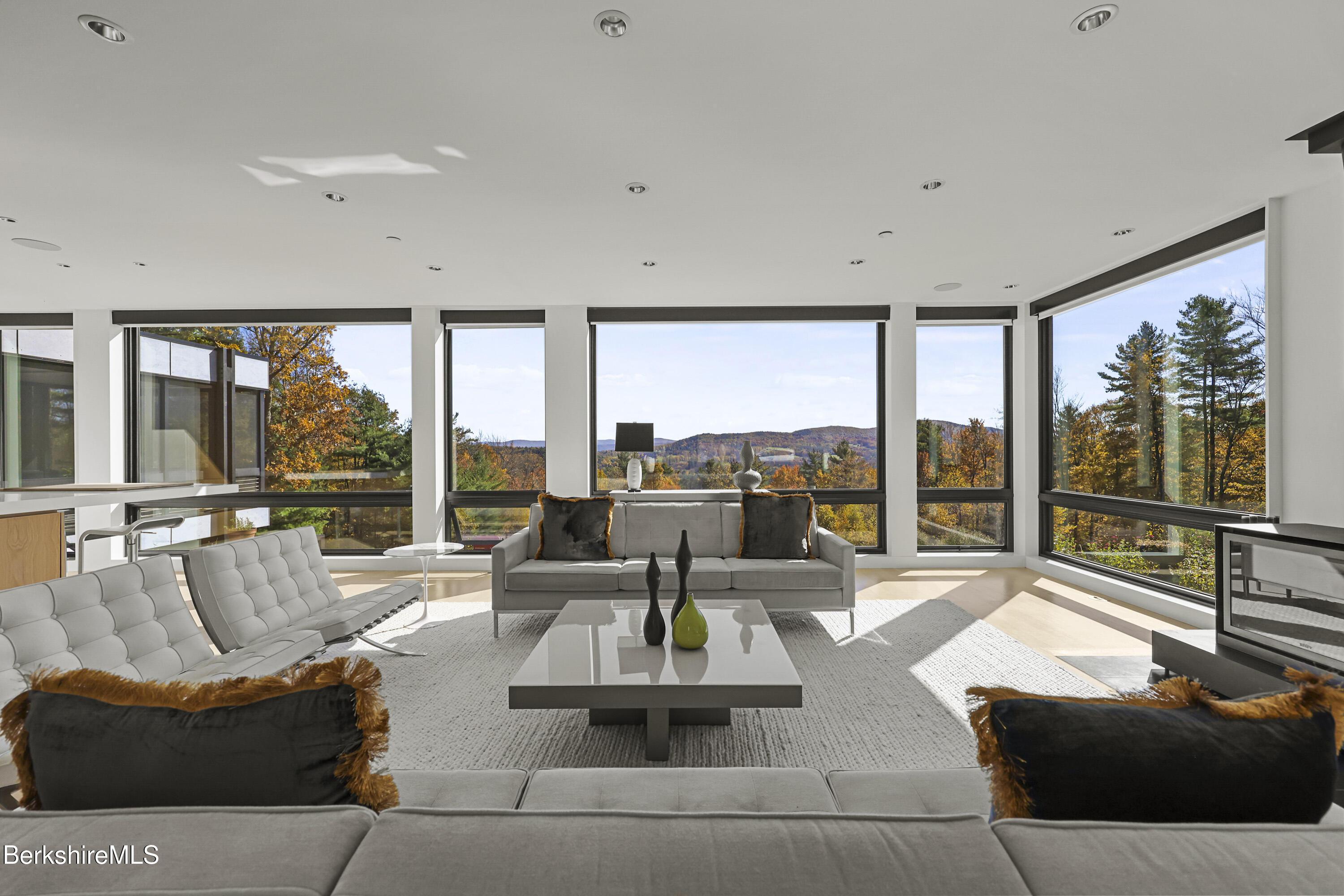 Image 4: 120 Living Room