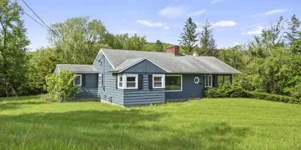 Image 2: 10 Exterior Front