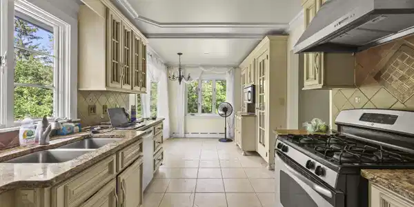 Image 3: 75 Kitchen
