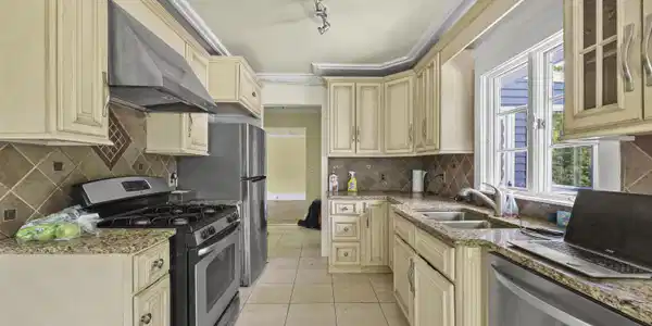 Image 4: 70 Kitchen